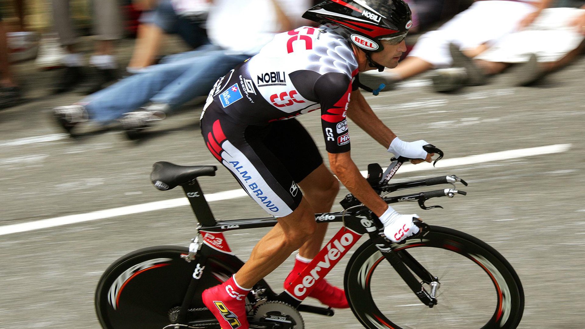 全黑队的配合默契度极高，比赛过程中展现绝对优势，黑队黑队口号