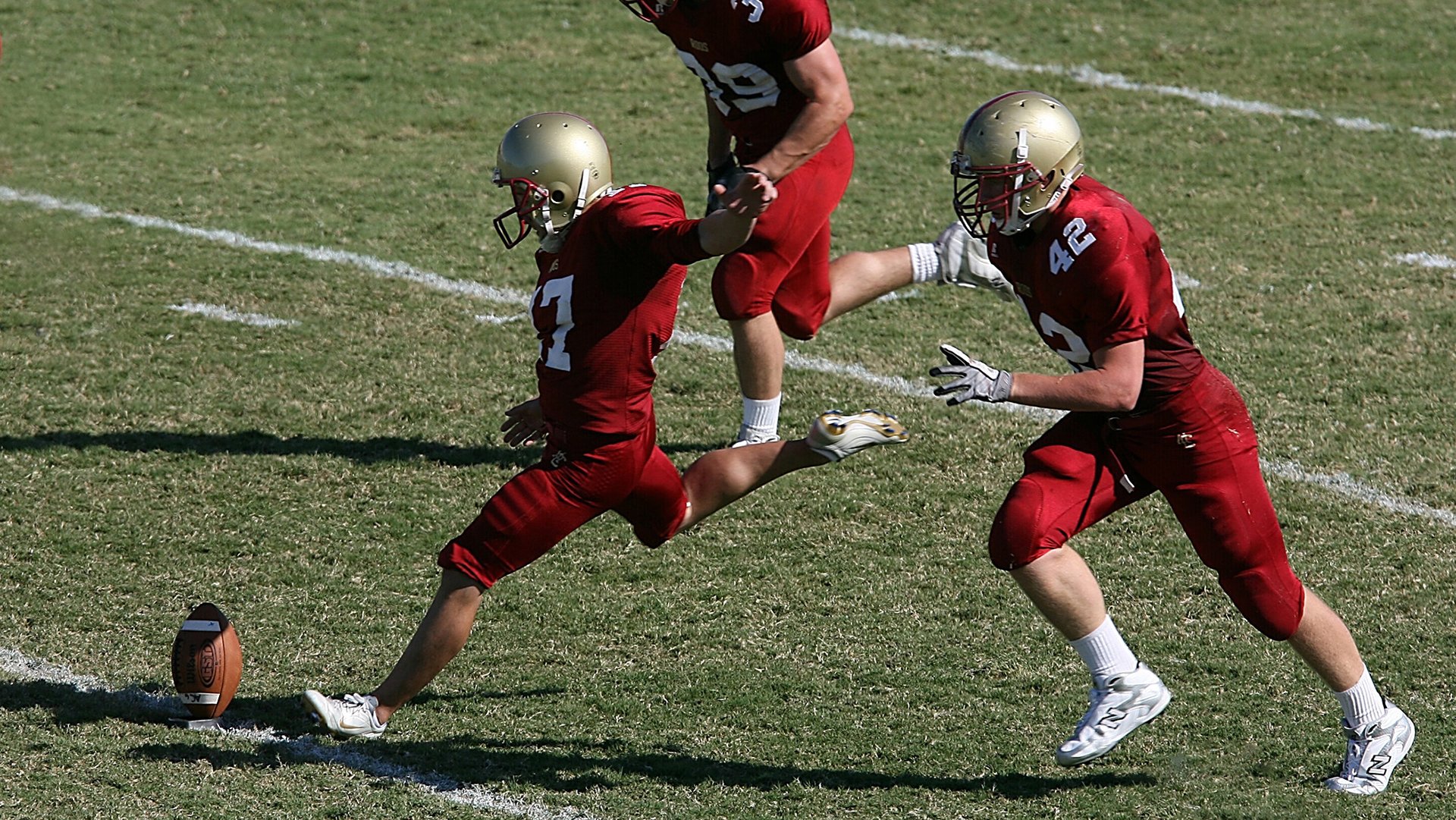 爱游戏体育在线-特斯·冯·迪克：南非队中场的战术核心，负责调度攻防转换，冯 斯特拉克